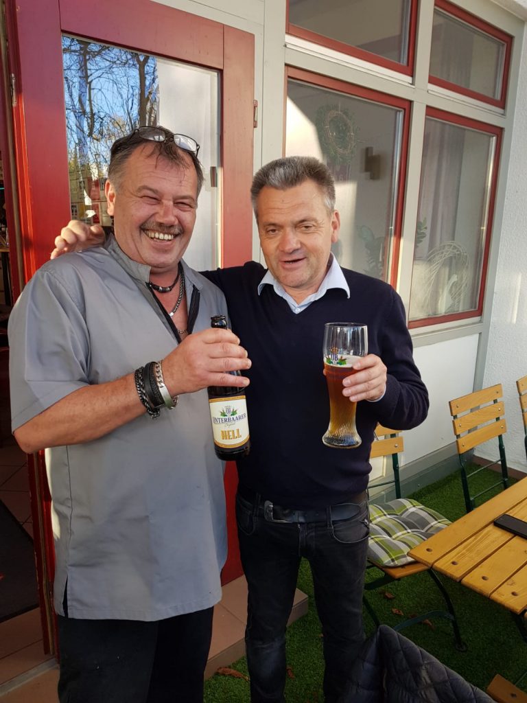 Wirt Jürgen Minder (links)